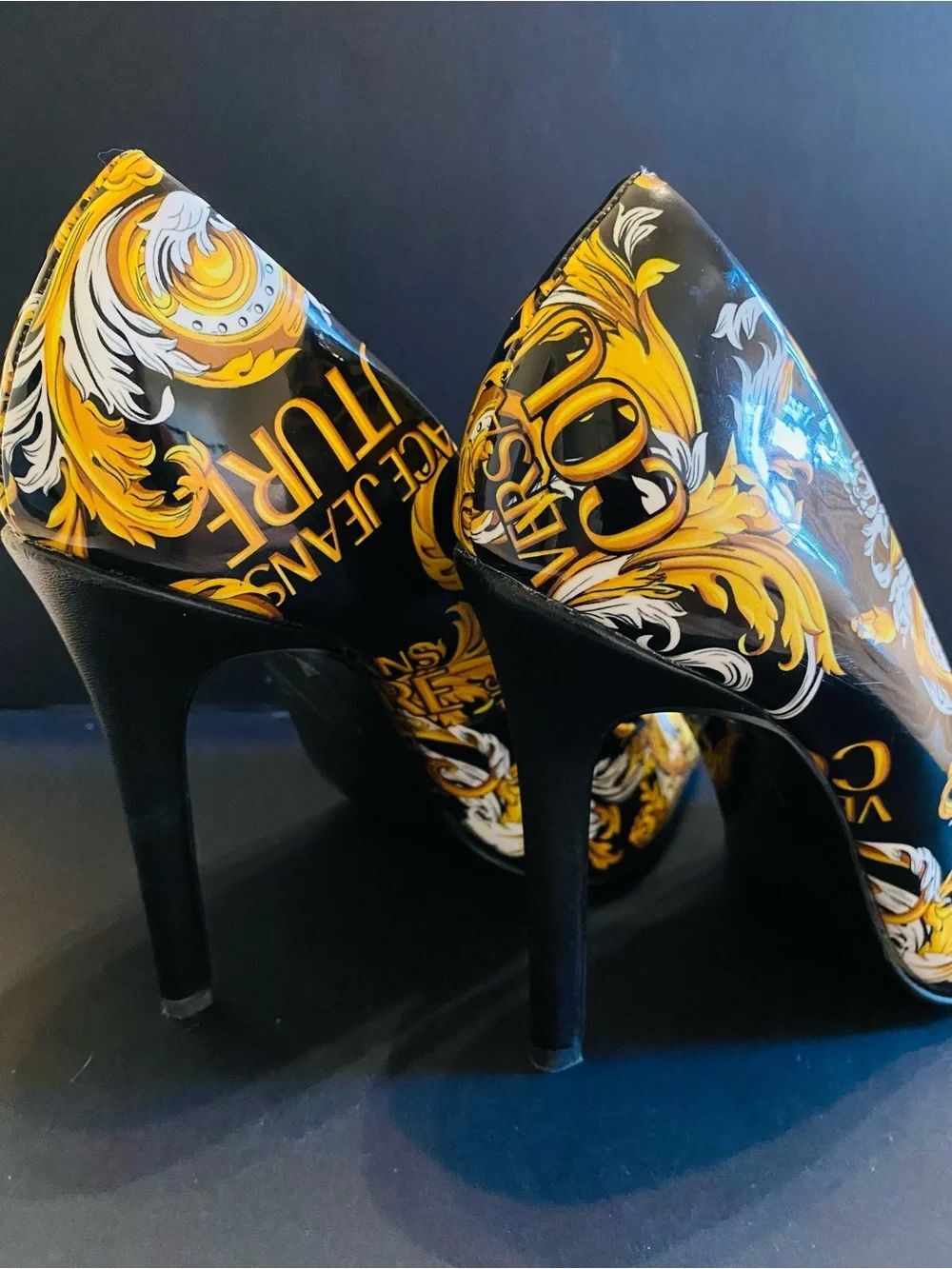 🛍️ VERSACE JEANS COUTURE AUTHENTIC BAROQUE PRINT TOE CAP STILETTO PUMPS NWOT - Picture 9 of 17